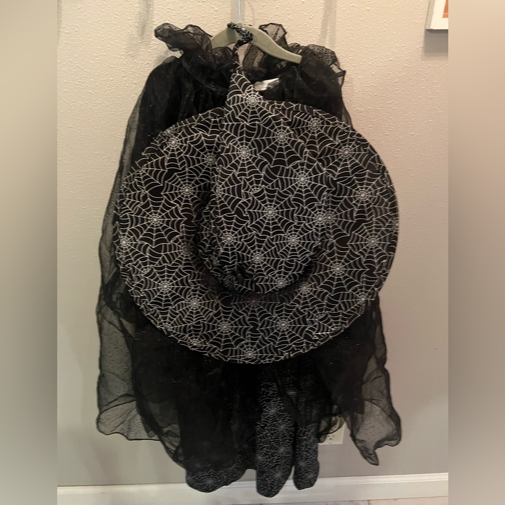 🎃 Pottery Barn Kids Glow-in-the-Dark Witch Costume – Size 7/8 🕷️